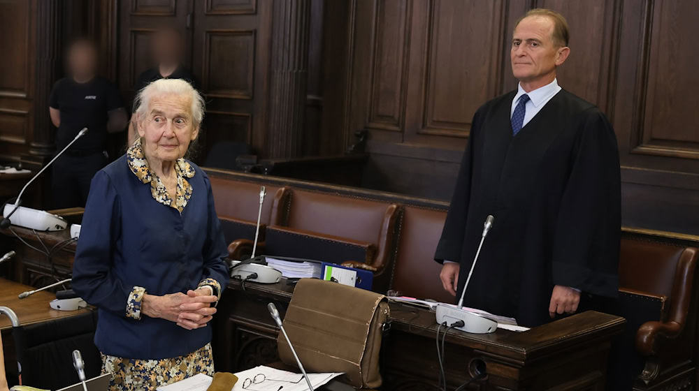 Ursula Haverbeck und ihr Anwalt bei Urteilsverkündung (Archivbild) / Foto: Ulrich Perrey/dpa