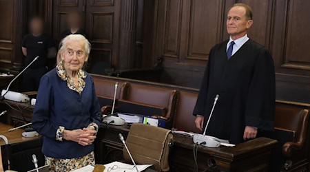 Ursula Haverbeck und ihr Anwalt bei Urteilsverkündung (Archivbild) / Foto: Ulrich Perrey/dpa