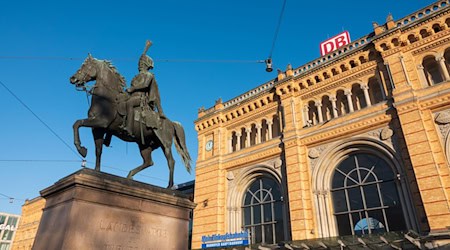 Am kommenden Wochenende dürfen auf Anordnung der Bundespolizeidirektion im Hauptbahnhof von Hannover keine gefährlichen Werkzeuge oder Waffen mitgeführt werden. (Archivbild) / Foto: Sarah Knorr/dpa