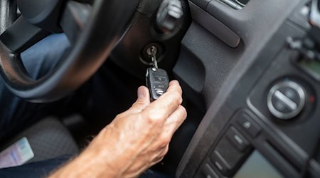 Fahrschein statt Führerschein für Senioren (Archivbild) / Foto: Philipp Schulze/dpa