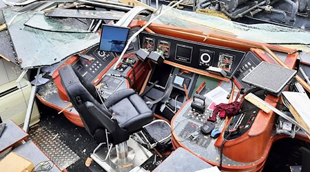 Das Brückenhaus des Tankschiffes ist fast komplett abgerissen worden. (Handoutfoto) / Foto: -/Wasserschutzpolizeiinspektion Oldenburg/dpa