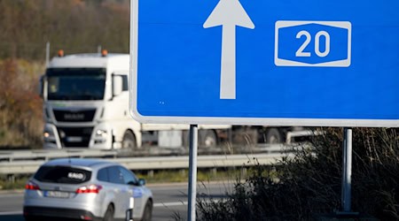 Der Bund soll nach dem Willen der norddeutschen Wirtschaft und der Nord-CDU für Tempo bei der A20 sorgen. (Archivbild)  / Foto: Carsten Rehder/dpa