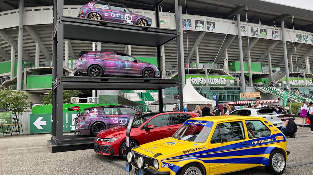 GTI-Treffen in Wolfsburg: Tausende kamen zum Start des dreitägigen Fanfests, um getunte und Rallye-Versionen des sportlichen Golf zu bestaunen. / Foto: Frank Johannsen/dpa