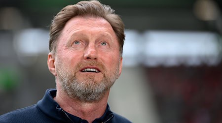 Den ersten Härtetest vor der Saison verliert Wolfsburgs Trainer Ralph Hasenhüttl mit seinem Team. / Foto: Swen Pförtner/dpa