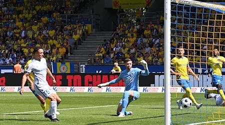 Frühes Tor für Magdeburg: Der neue Stürmer Martijn Kaars trifft zum 1:0 in Braunschweig. / Foto: Swen Pförtner/dpa