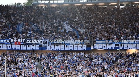 Große Unterstützung im Nordduell: Etwa 15.000 HSV-Fans werden am Freitagabend in Hannover erwartet. / Foto: Swen Pförtner/dpa