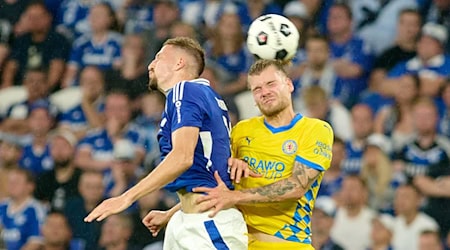 Eintracht-Torschütze Kevin Ehlers (r) rätselt, wie es zu dem 1:5 auf Schalke kommen konnte. / Foto: Bernd Thissen/dpa