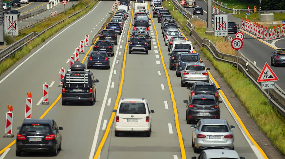 Die Autobahn A7 ist wegen Bauarbeiten zwischen dem Maschener Kreuz und dem Horster Dreieck bis Ende des Jahres gesperrt. Es gibt aber eine Umleitung. / Foto: Gregor Fischer/dpa