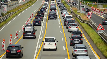 Die Autobahn A7 ist wegen Bauarbeiten zwischen dem Maschener Kreuz und dem Horster Dreieck bis Ende des Jahres gesperrt. Es gibt aber eine Umleitung. / Foto: Gregor Fischer/dpa