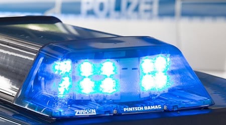 Der Wagen eines 25-Jährigen kommt von der Straße ab und kollidiert mit einem Baum - der Fahrer wird tödlich verletzt. (Symbolbild) / Foto: Friso Gentsch/dpa