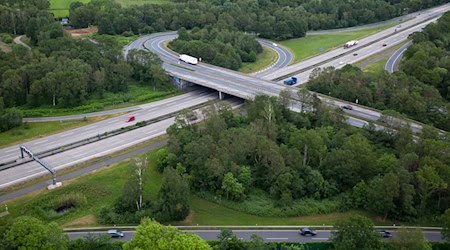 Aktivisten möchten sich von einer Brücke über der A27 abseilen und ein Banner aufhängen. Dafür wird die Autobahn 27 zwischen den Anschlussstellen Bremer Kreuz und Achim Nord vorübergehend voll gesperrt. (Archivbild) / Foto: Sina Schuldt/dpa