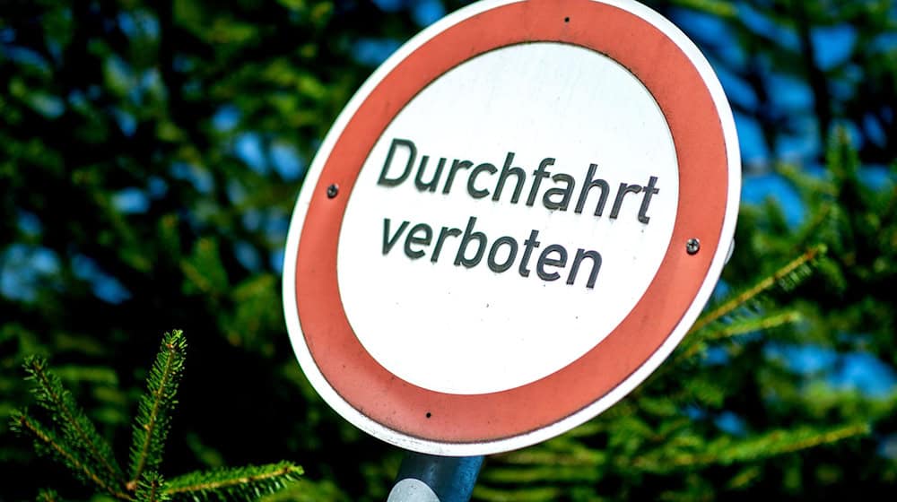 Autofahrer dürfen ein Stück der Landesstraße 156 nicht befahren - ignorieren jedoch die Sperrung. (Symbolbild) / Foto: Hauke-Christian Dittrich/dpa