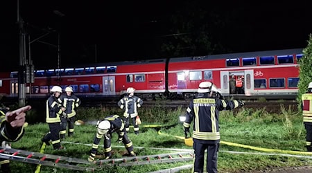 Am Bahnhof Augustfehn in Apen stürzt ein Baum auf eine Oberleitung und bringt den Zugverkehr zum Erliegen.  / Foto: Nord-West-Media TV/dpa