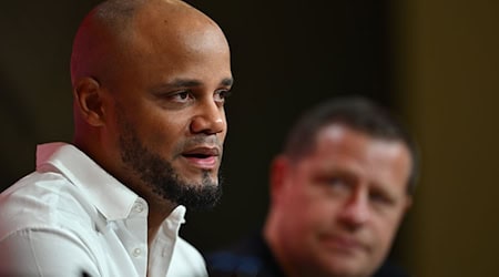 Trainer Vincent Kompany (l) und Sportvorstand Max Eberl äußern sich vor dem Bayern-Start - auch zum Titelkampf mit Meister Bayer Leverkusen.  / Foto: Sven Hoppe/dpa