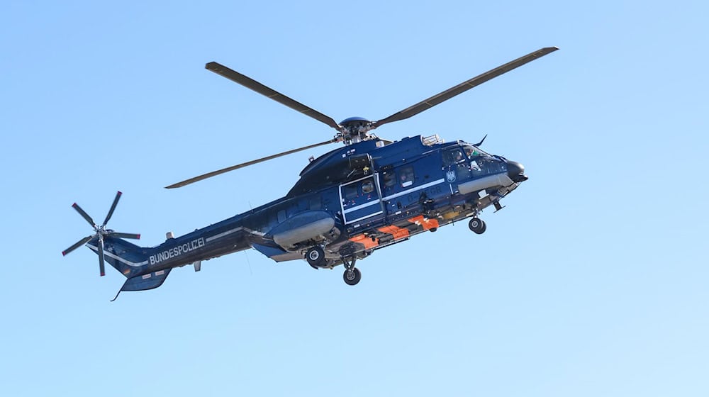 Mit einem Hubschrauber suchte die Bundespolizei nach einem 17-Jährigen, der nahe von Bahngleisen auf dem Boden lag und dann wegrannte. Die Beamten fanden den betrunkenen Jugendlichen. (Symbolbild) / Foto: Jonas Walzberg/dpa