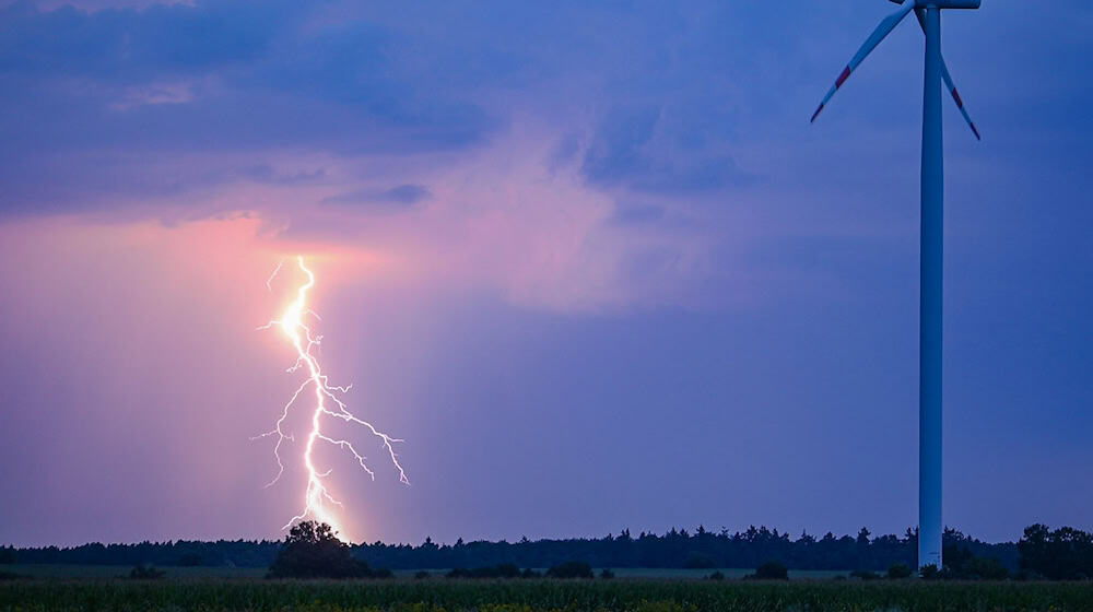Bei Gewitter sind Masten unbedingt zu meiden. / Foto: Patrick Pleul/dpa