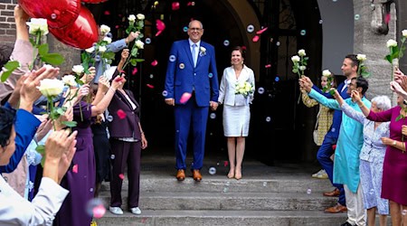 Jetzt auch verheiratet: Bremens Bürgermeister Andreas Bovenschulte und Kerstin Krüger. / Foto: Focke Strangmann/dpa