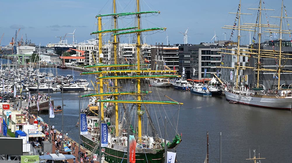 Besucherinnen und Besucher können zahlreiche Schiffe wie beispielsweise das Segelschulschiff «Alexander von Humboldt II» besichtigen. (Archivbild) / Foto: Karsten Klama/dpa