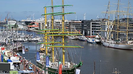 Besucherinnen und Besucher können zahlreiche Schiffe wie beispielsweise das Segelschulschiff «Alexander von Humboldt II» besichtigen. (Archivbild) / Foto: Karsten Klama/dpa