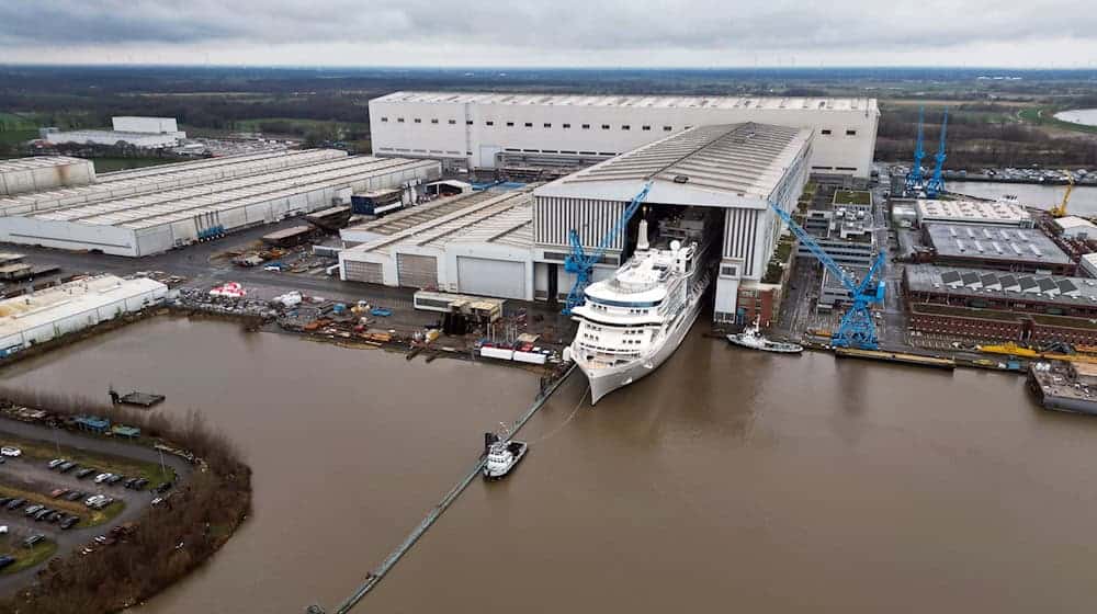 Bei der kriselnden Meyer Werft scheint eine Lösung in Sicht - Bundeskanzler Scholz will zu den Beschäftigten sprechen. (Archivfoto) / Foto: Lars Penning/dpa