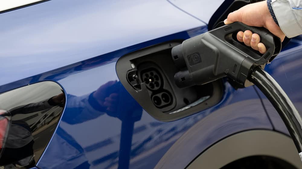 Während sich Niedersachsens rot-grüne Landesregierung zur E-Mobilität bekennt, fürchtet die CDU um die Zukunft des Automobilstandorts. (Archivbild) / Foto: Hendrik Schmidt/dpa