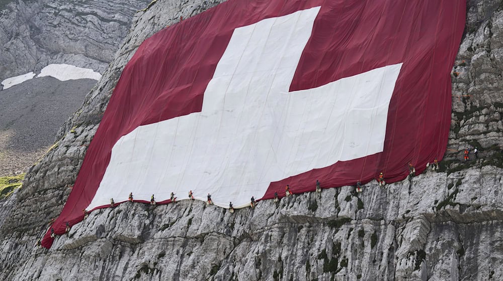 Anfang August wird am Säntis eine riesige Schweizerfahne zum Nationalfeiertag angebracht und danach wieder abgebaut. Höhenarbeiter beteiligten sich am Rettungseinsatz. / Foto: Gian Ehrenzeller/KEYSTONE/dpa