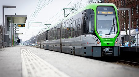 Im Koalitionsvertrag der Landesregierung Niedersachsens steht das vergünstigte Deutschlandticket für Schüler und Azubis klar drin. Eingeführt wurde es bisher aber noch nicht. (Symbolbild) / Foto: Moritz Frankenberg/dpa