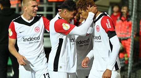 Eintracht Frankfurt jubelt über den Einzug in die zweite Runde des DFB-Pokals. / Foto: Swen Pförtner/dpa