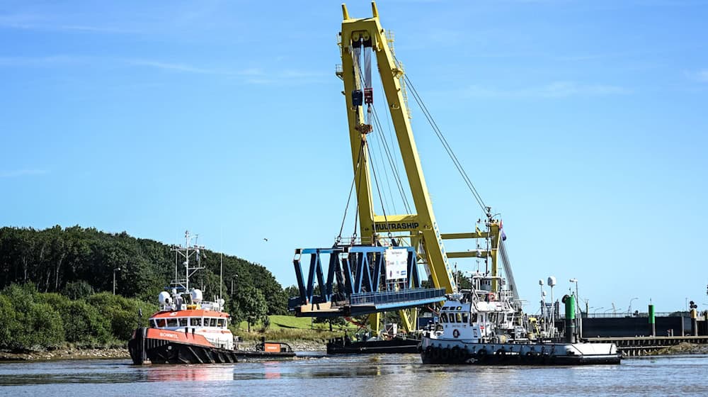 Der Einschub der ersten Brückenteile für die neue Friesenbrücke ist früher abgeschlossen worden als geplant. (Archivbild) / Foto: Lars Penning/dpa