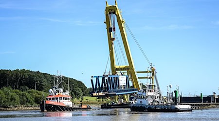 Der Einschub der ersten Brückenteile für die neue Friesenbrücke ist früher abgeschlossen worden als geplant. (Archivbild) / Foto: Lars Penning/dpa