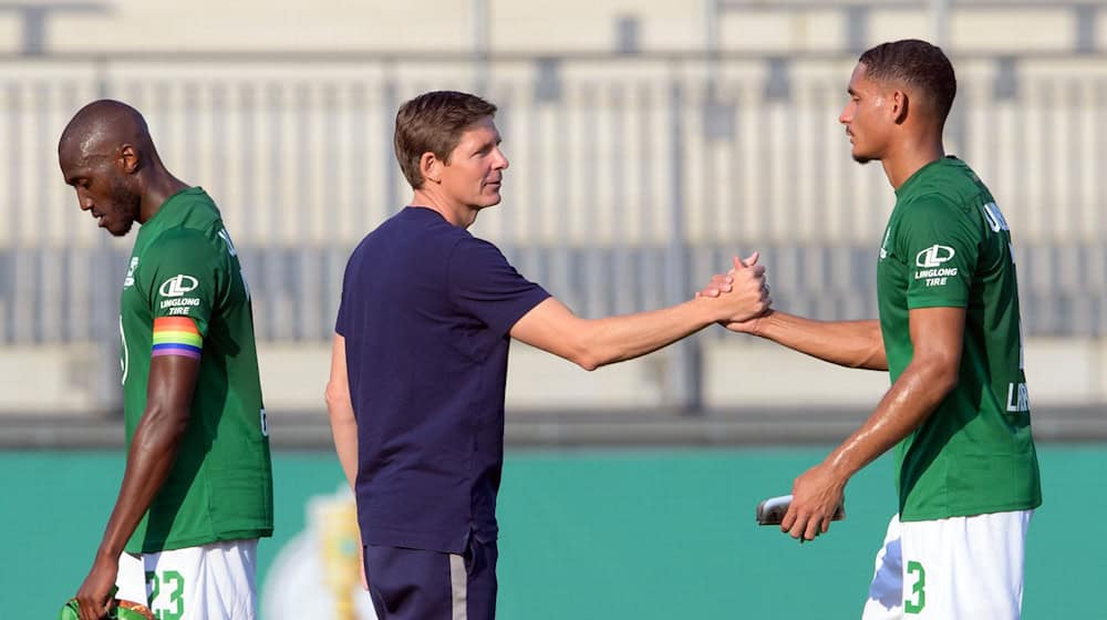 Bald wieder vereint? Der frühere Wolfsburg-Trainer Oliver Glasner möchte den VfL-Verteidiger Maxence Lacroix zu Crystal Palace in die englische Premier League holen. / Foto: Soeren Stache/dpa-Zentralbild/dpa