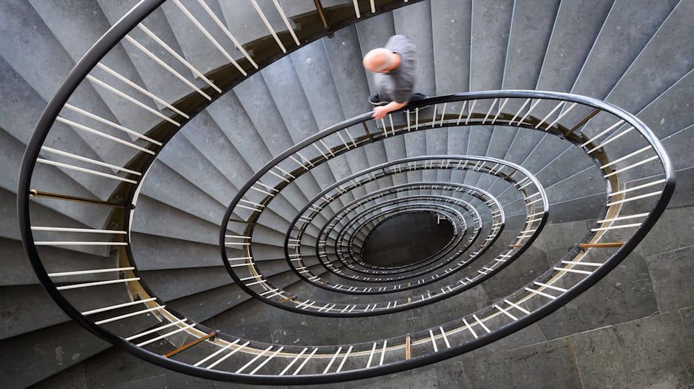 Wendeltreppe abwärts - wenn der eigene Perfektionismus für massiven Stress sorgt.  / Foto: Julian Stratenschulte/dpa