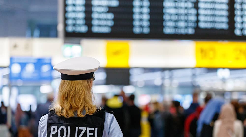 Bei einer Einreisekontrolle hat die Bundespolizei am Flughafen Hannover einen Fahndungserfolg erzielt. (Symbolbild) / Foto: Michael Matthey/dpa