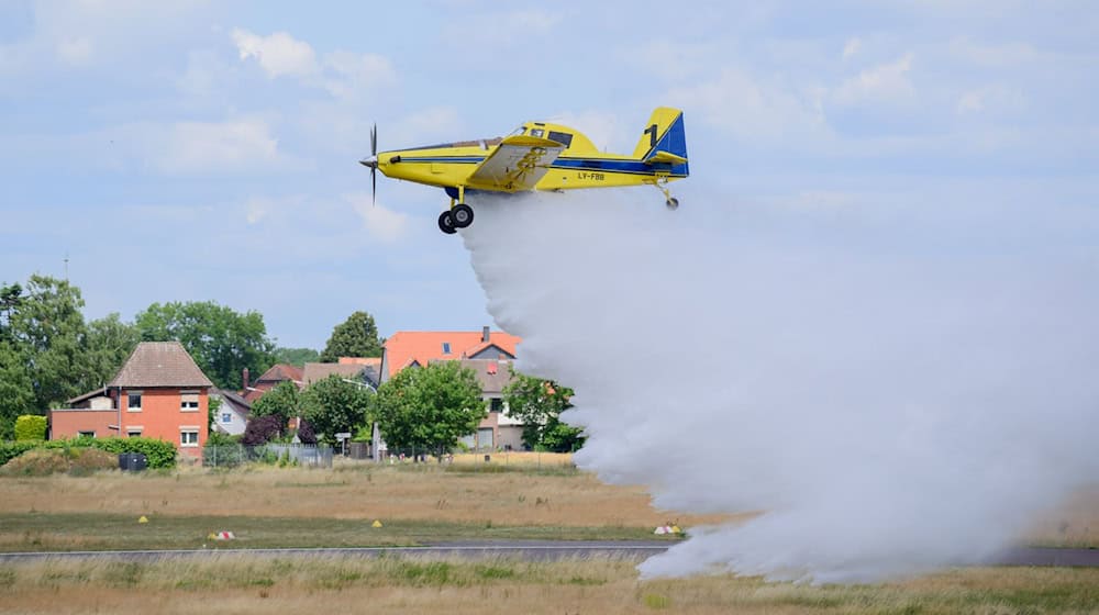 Zwei Flugzeuge aus Niedersachsen sollen bei einer Vegetationsbrandbekämpfung in Nordmazedonien unterstützen. (Archivbild) / Foto: Julian Stratenschulte/dpa