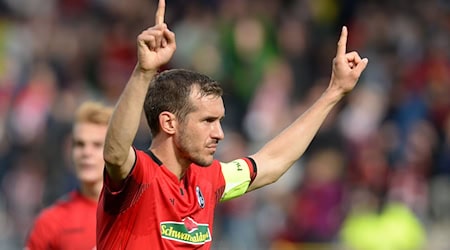 Früher Kapitän des SC Freiburg, heute der Cheftrainer: Julian Schuster hofft im DFB-Pokal auf einen Auftakterfolg bei Drittligist VfL Osnabrück. / Foto: Patrick Seeger/dpa