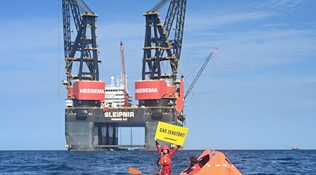 Nicht nur Greenpeace, auch Fridays for Future protestiert gegen Erdgas aus der Nordsee. (Archivbild) / Foto: Lars Penning/dpa