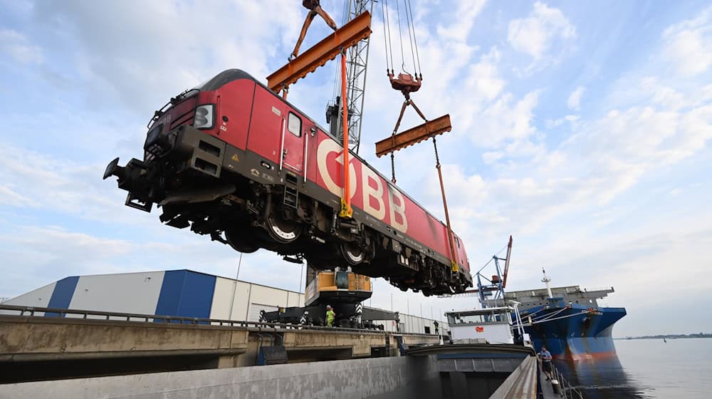 Nach der Beschädigung der Huntebrücke bei Elsfleth müssen gestrandete Loks im Hafen von Brake per Schiff abtransportiert werden. / Foto: Lars Penning/dpa