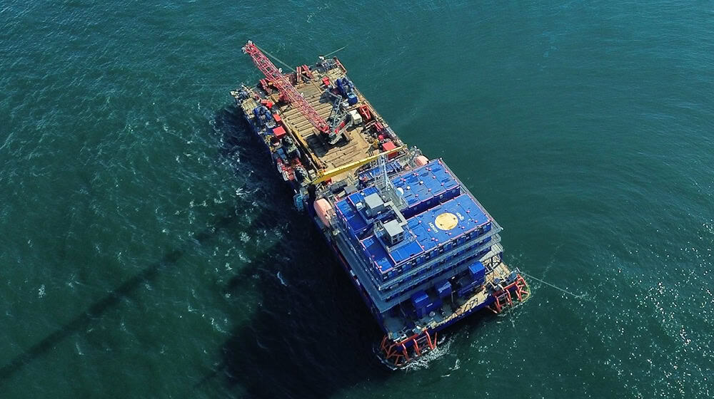 Genau unter dieser Barge liegt die gesunkene «Verity» auf dem Grund der Nordsee. (Handout) / Foto: -/WSV/brand MARINE CONSULTANTS GmbH/dpa