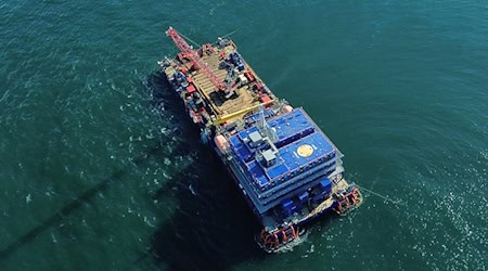 Genau unter dieser Barge liegt die gesunkene «Verity» auf dem Grund der Nordsee. (Handout) / Foto: -/WSV/brand MARINE CONSULTANTS GmbH/dpa