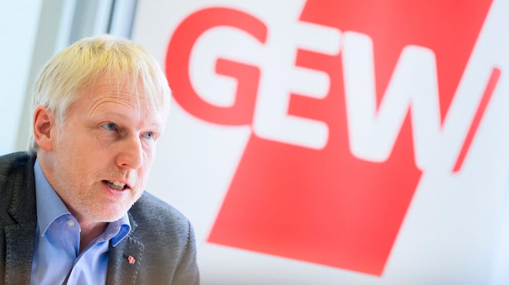 Der GEW-Landesvorsitzende, Stefan Störmer, spricht von einer hohen Belastung für Lehrkräfte in Niedersachsen. (Archivbild) / Foto: Julian Stratenschulte/dpa