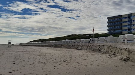 Am Hauptstrand wurde Sand bis zu den Strandkörben weggespült. / Foto: Peter Kuchenbuch-Hanken/dpa