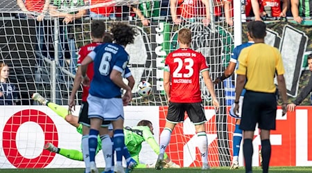 Der frühere 96-Profi Louis Oppie zum 2:0 für Arminia Bielefeld. / Foto: David Inderlied/dpa