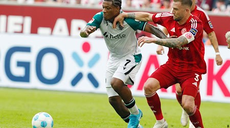 Fortuna Düsseldorf (rot) war gegen Hannover 96 überlegen. / Foto: Roland Weihrauch/dpa