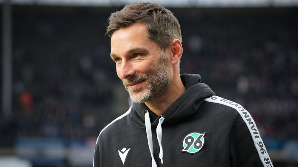 Trainer Stefan Leitl sorgt sich um den schlechten Rasen im Stadion von Hannover 96. / Foto: Soeren Stache/dpa