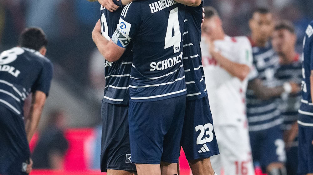 Soll beim HSV bleiben: Mittelfeldspieler Jonas Meffert (r). / Foto: Marius Becker/dpa