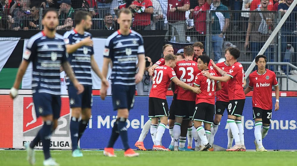 Hannover jubelt: Jessic Ngankam (2vr) trifft im Nordduell mit dem Hamburger SV. / Foto: Swen Pförtner/dpa