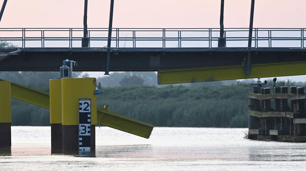 Die beschädigte Huntebrücke bei Elsfelth könnte in den kommenden Tagen wieder für den Verkehr freigegeben werden. (ArchivfotoI / Foto: Lars Penning/dpa