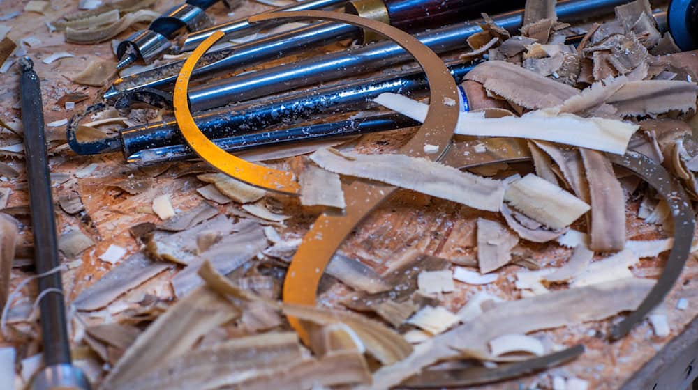 Die rund 83.000 Beschäftigten im Tischlerhandwerk im Nordwesten sollen nach Vorstellung der IG Metall deutlich mehr Geld bekommen. (Archivbild) / Foto: Jens Büttner/dpa