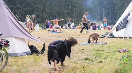 Rund 1.500 Menschen aus aller Welt zelten derzeit im Harz. / Foto: Julian Stratenschulte/dpa