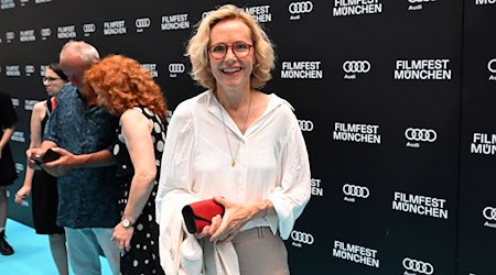 Bei dieser Premiere war der Teppich türkis. / Foto: Felix Hörhager/dpa